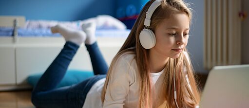 Mädchen mit Kopfhörer