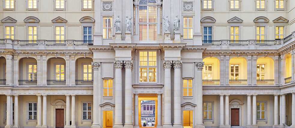 Schlüterhof mit Blick auf das Alte Museum und den Lustgarten