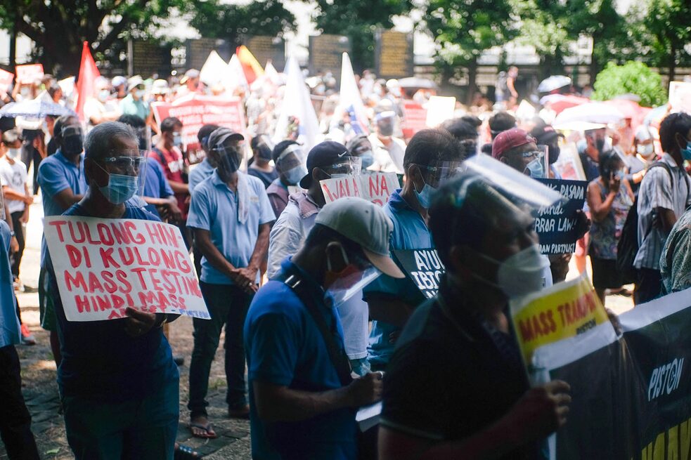 National Heroes Day Protest in Bantayog ng mga Bayani, Philippines / August 31, 2020. Protest sign reads: »Tulong Hindi Kulong (Relief Not Detention) Mass Testing Not Mass Arrest.« Photo by Geela Garcia.
