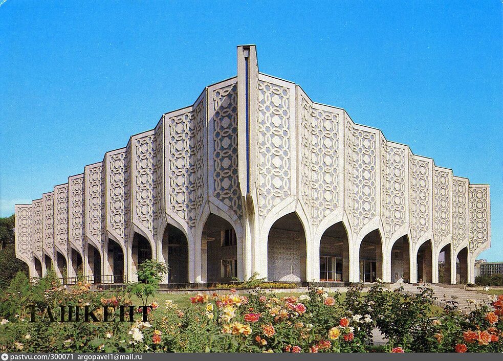 Ausstellungssaal des usbekischen Künstlerverbands (Taschkent), Architekten: R. Chairutdinow, F. Tursunow // 1974, sowjetische Postkarte aus dem Archiv B. Tshuchowitsch