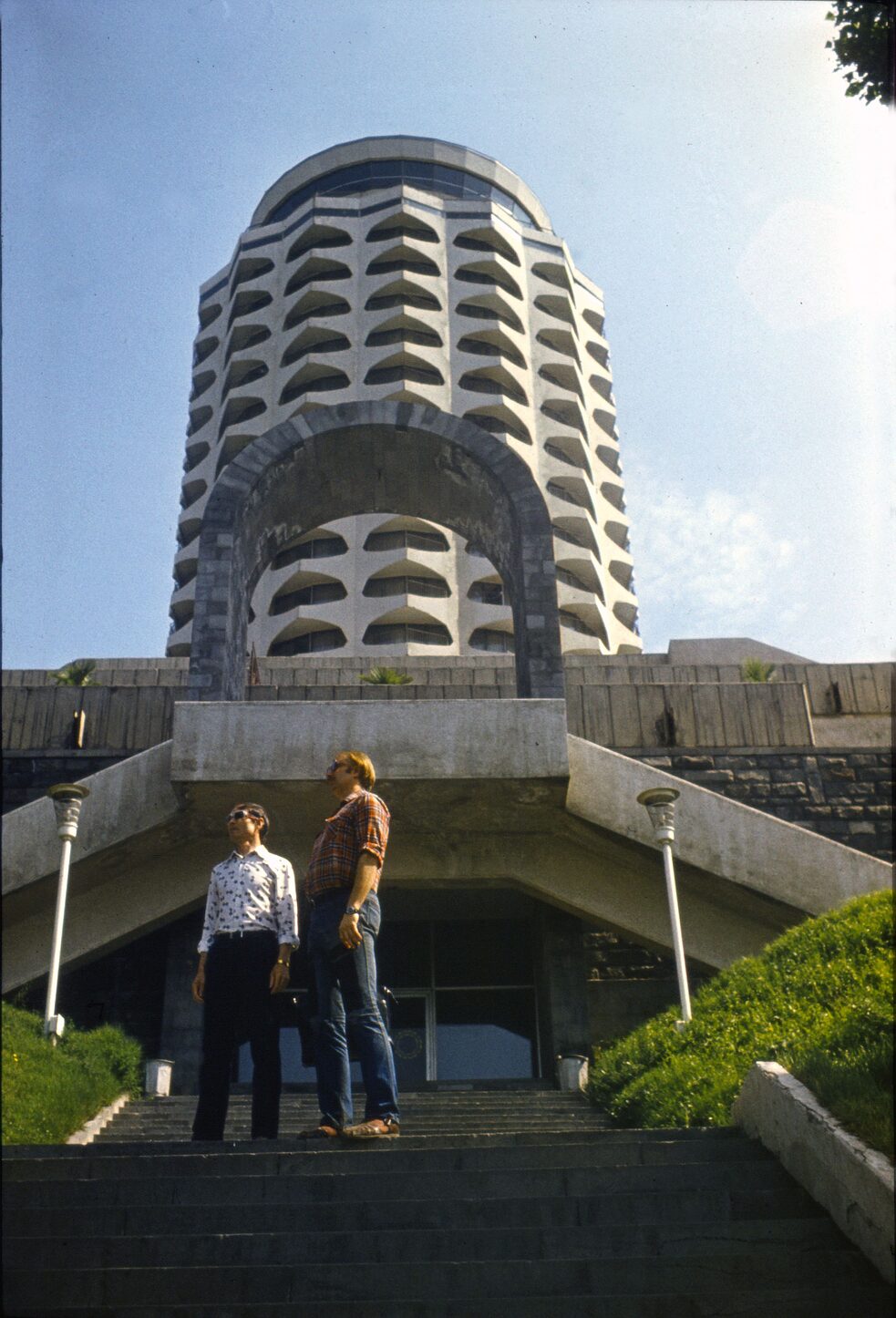 Дворец молодежи (Ереван), архитекторы: С. Хачикян, Г. Погосян, А. Тарханян, М. Закарян // 1966-1970-е