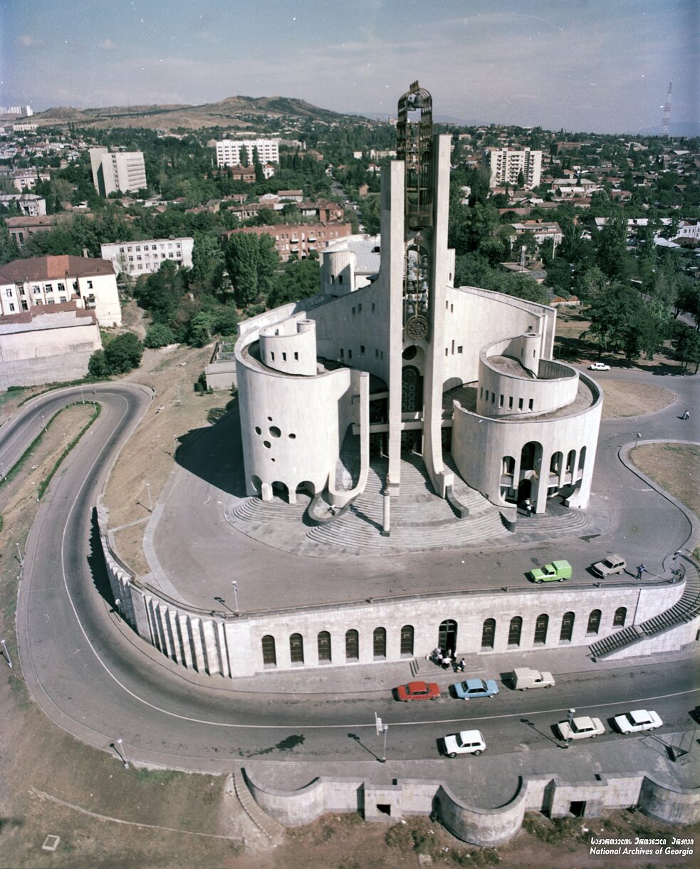 Дворец торжественных обрядов (Тбилиси), архитекторы: В. Джорбенадзе, В. Орбеладзе // 1985