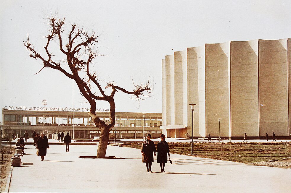 Дворец искусств (Ташкент), архитекторы: В. Березин, С. Сутягин, Ю. Халдеев, Д. Шуваев // 1964