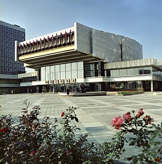 Moscow Cinema (Minsk), architects: V. Kramarenko, V. Shcherbina, M. Vinogradov // 1980