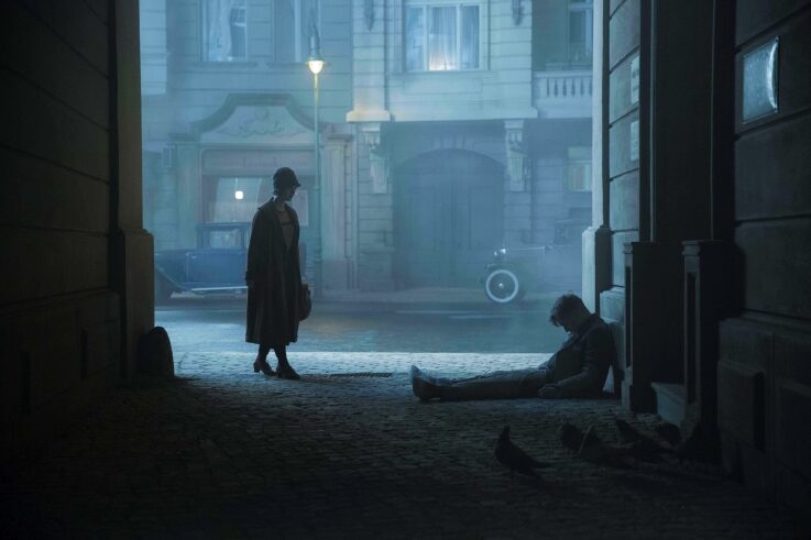 Charlotte findet Gereon in der Strasse, Szene aus „Babylon Berlin“, Foto:  X Filme / Frédéric Batier