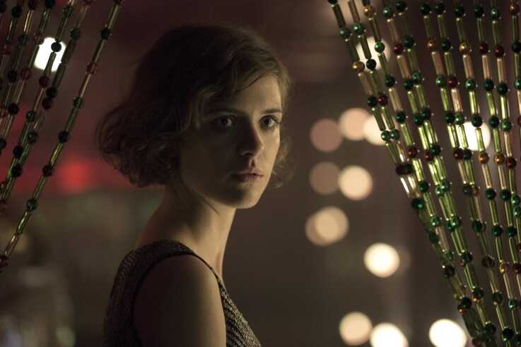 Liv Lisa Fries als Charlotte Ritter, Standbild aus der Serie „Babylon Berlin“, Foto: X Filme / Frédéric Batier