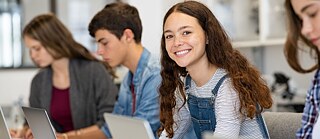 Vier Studenten in der Klasse