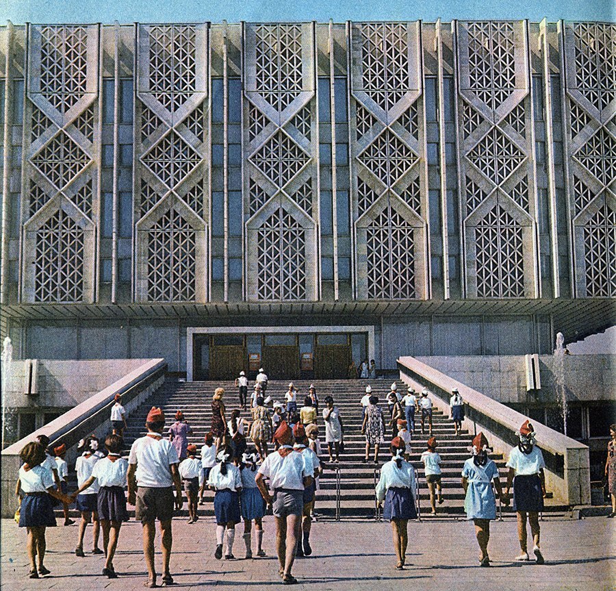 Lenin-Museum (Taschkent), Architekt*innen: E. Rosanow, W. Schestopalow, in Kooperation mit J. Boldytschewa // 1968–1970, sowjetische Postkarte aus dem Archiv B. Tshuchowitsch