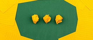 Puhekupla keltaisella taustalla