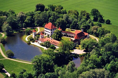 Мальовниче місце - Міжнародна молодіжна бібліотека у замку Блютенбурґ