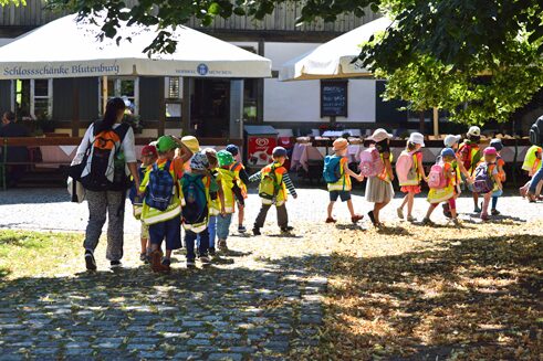 Жвавий рух на подвір'ї замку