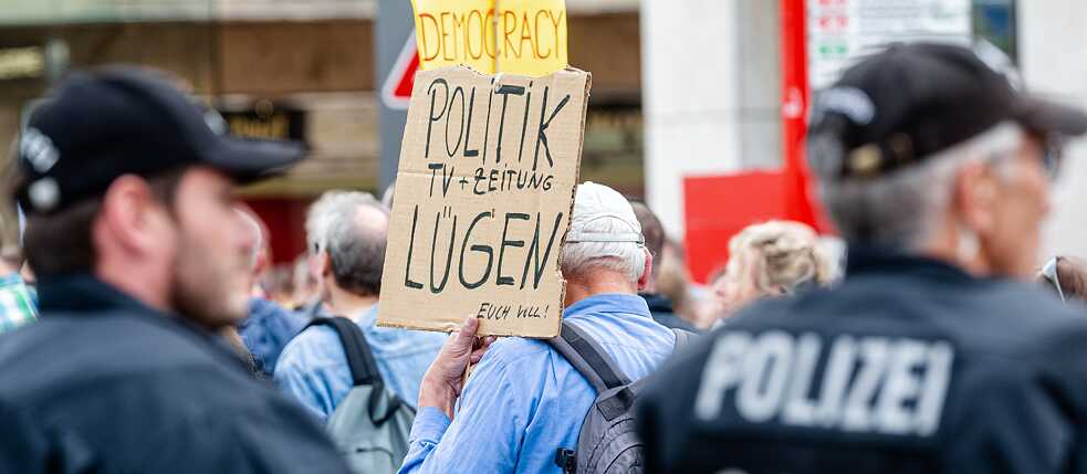 Eine Querdenker-Demo im Herbst 2019: Viele der Teilnehmer*innen verlassen sich mehr auf Facebook und Youtube als auf die etablierten Medien. 