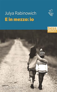 Copertina del libro E in mezzo: io di Julya Rabinowich