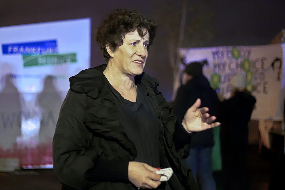 Urszula Bertin kam im Oktober 2020 mit einer „Dziewuchy“-Performance nach Frankfurt (Oder). Später nahm sie an der „Strajk Kobiet“-Demo im benachbarten Słubice teil und lernte die Organisatorin dort kennen. Sie stehen in Kontakt.