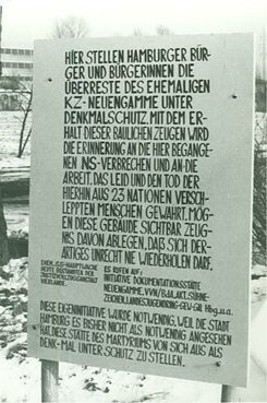 Protestschild im Konzentrationslager Neuengamme am 28. Januar 1984