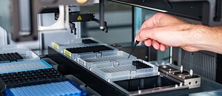 Zu den ersten der vorübergehend genehmigten Impfstoffe gegen das SARS-CoV-2-Virus gehören gleich zwei Impfstoffe (Pfizer/BioNTech und Moderna), bei denen ein neues Impfstoffprinzip angewendet wurde.