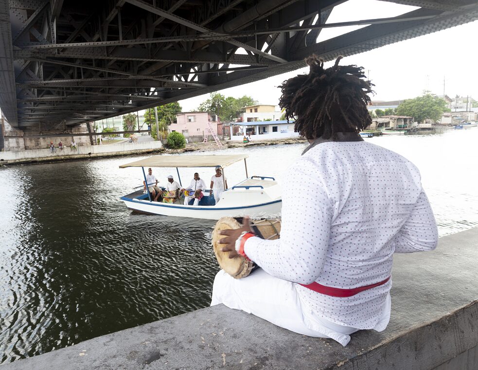 Dawit L. Petros, The Sea in Its Thirst is Trembling, performance ao vivo com membros do grupo Ashé Oloron para Ríos Intermitentes (Intermittent Rivers), parte da 13ª Bienal de Havana (2019)