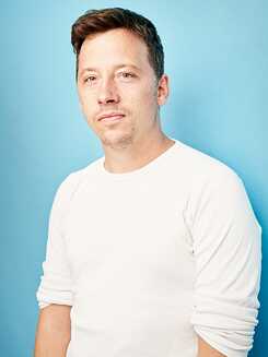 Nils Pickert escribe como autor y periodista independiente sobre temas de igualdad, infancia y educación, entre otros para Die Zeit, taz y el austriaco Standard. Pickert también trabaja para la ONG Pinkstinks, la cual se dedica a hacer campaña contra el sexismo en la publicidad. En 2012, Pickert llamó la atención mediática al ponerse una falda en solidaridad con su hijo.