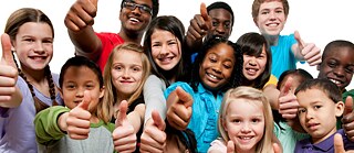 Gruppe von Kindern zeigen den Daumen nach oben