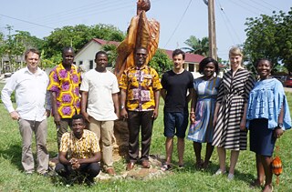 Dekolonisierung – Ernst Wagner (links) mit den Teilnehmer*innen des ersten Projektworkshops in Ghana