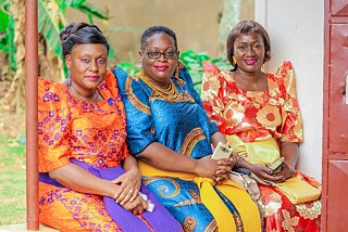 Dekolonisierung – „Decolonising Self - Ladies from Kanyanya Village” von Esther Kibuka-Sebitosi