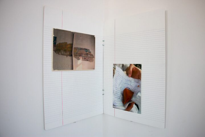 Diário de bordo, duas placas de madeira de 59,4 x 42 cm, duas dobradiças metálicas, uma impressão de transferência de 21 x 29,7 cm, uma fotografia de 20 x 30 cm. – Ana Hupe (2020) 