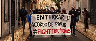 Die Bewegung Climáximo begräbt symbolisch das Pariser Abkommen