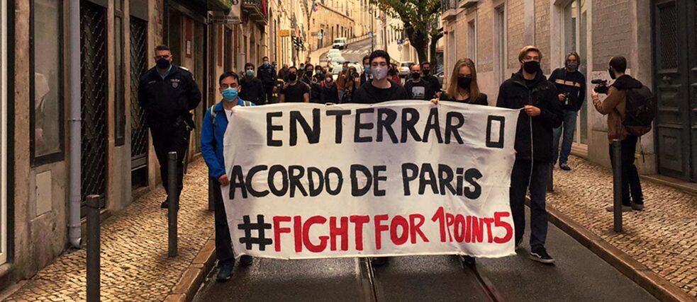 Il movimento Climáximo inscena simbolicamente i funerali dell’accordo di Parigi