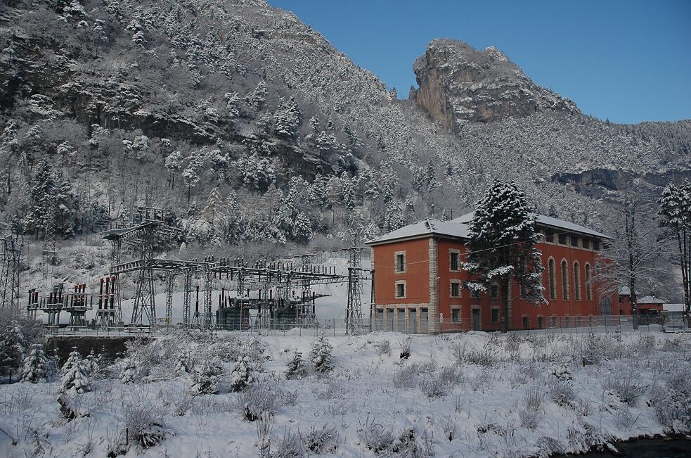 Im historischen Umspannwerk mitten in der Bergwelt wird in Primiero nur noch nachhaltiger Strom verteilt.