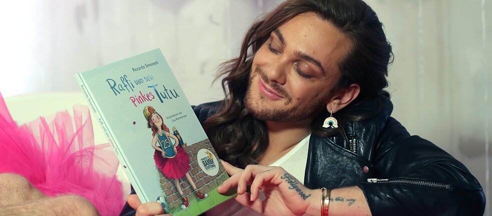 Gender roles in books for children and young adults: Many new publications break with the usual clichés, such as Riccardo Simonetti’s “Raffi und sein pinkes Tutu” (Raffi and his Pink Tutu) released in 2019. 