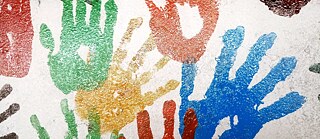 Bunte Handabdrücke