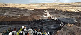 Activistas en marcha hacia una mina a cielo abierto