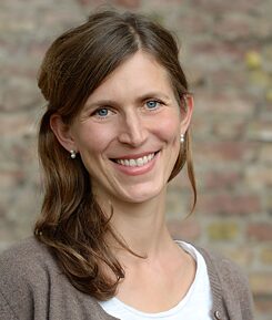 Lena Hipp es directora del grupo de investigación “Trabajo y Cuidados” del Centro de Ciencias de Berlín (WZB) y catedrática de análisis de estructuras sociales en la Universidad de Potsdam.