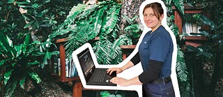 Lisa-Marie an einem Laptop 