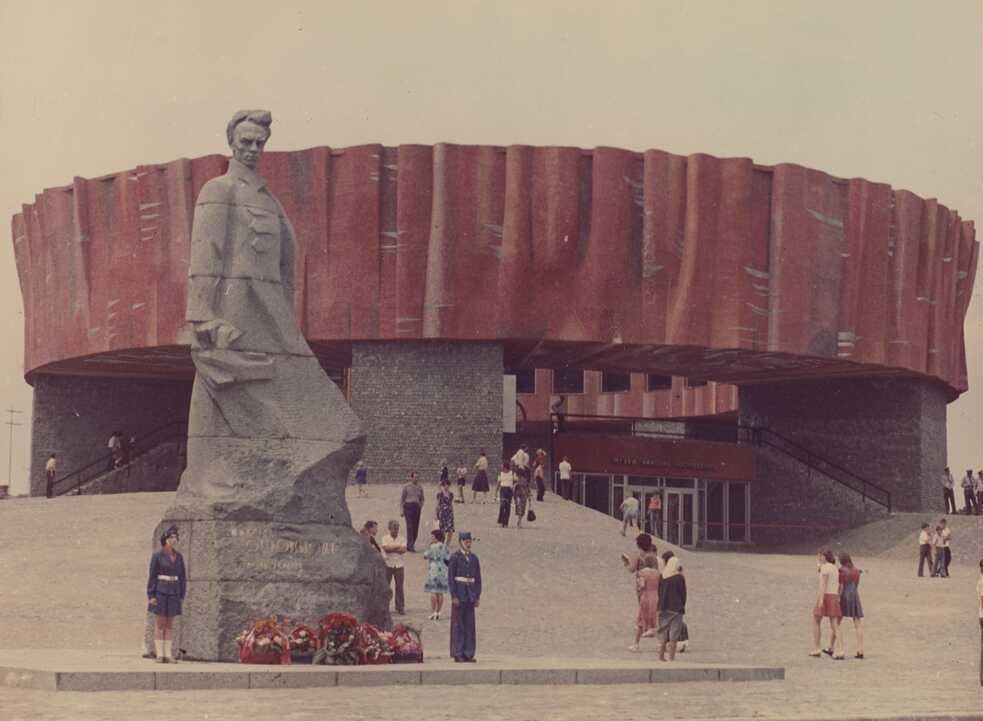 N.-Ostrowski-Literatur- und Gedenkmuseum (Schepetowka), Architekten: M. Gusew, W. Suslov, A. Ignaschtschenko // 1974–1979