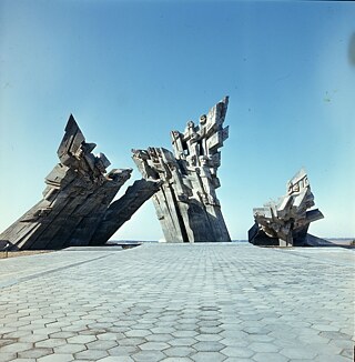 Мемориал и музей ІХ форта (Каунас), архитекторы: Г. Баравикас, В. Велюс // скульптор: А. Амбразюнас // 1984