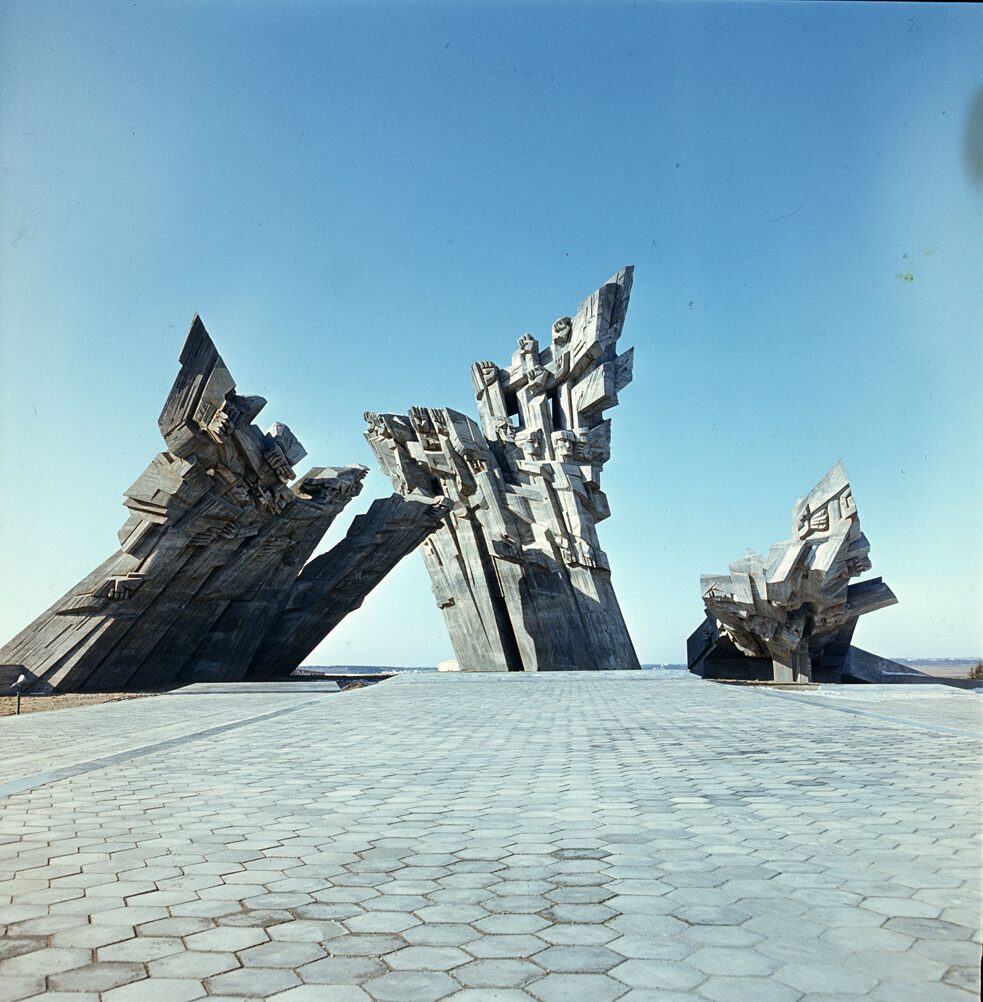 Мемориал и музей ІХ форта (Каунас), архитекторы: Г. Баравикас, В. Велюс // скульптор: А. Амбразюнас // 1984