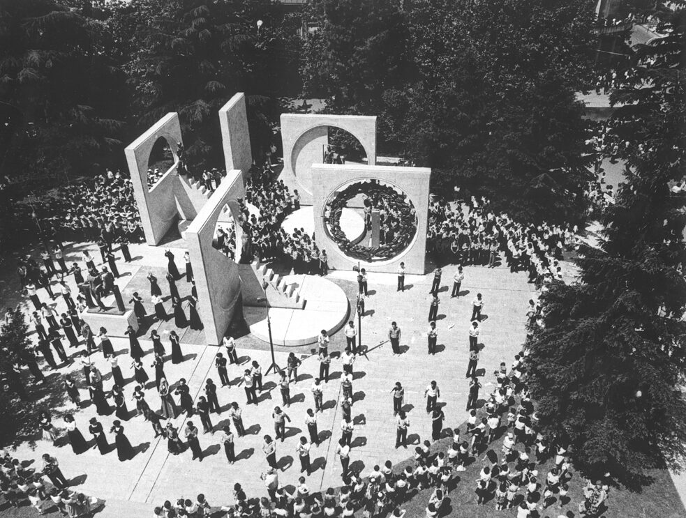 Мемориал «Слава труду» (Кутаиси), архитекторы: В. Давитая, Ш. Бостанашвили // 1981