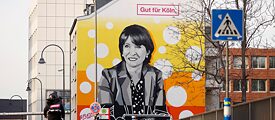Una delle poche donne uscite vincitrici alle elezioni amministrative è la sindaca di Colonia Henriette Reker, raffigurata su un murales. 