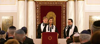 Die Rabbinerin Alina Treiger bei ihrer Weihung in der Synagoge des Abraham-Geiger-Instituts in Berlin 2010.