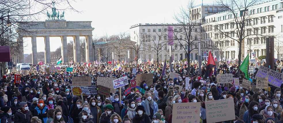 Feminismus sah vor 40 Jahren anders aus als heute: Demonstration zum Weltfrauentag 2021 vor dem Brandenburger Tor in Berlin.