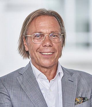 Harald Welzer, sociologo e psicologo sociale, dirige la fondazione Zukunftsfähigkeit e cura la rivista politica “Futurzwei”.