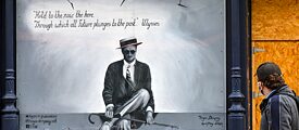 Wandbild von James Joyce mit einem Zitat aus seinem Roman „Ulysses“, ein Paradebeispiel für einen schwer übersetzbaren literarischen Text.