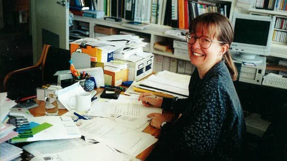 Judith am Schreibtisch in den 90ern