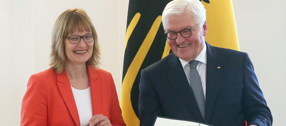 EAF-Geschäftsführerin und Ko-Autorin der EAF-Studie über Frauen in der Politik, Kathrin Mahler-Walther, bei der Verleihung des  Bundesverdienstkreuzes, dass sie 2019 für ihr bürgerschaftliches Engagement in Ostdeutschland erhielt. 