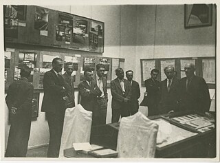 Opening of the exhibition “Bauhaus Dessau Hannes MeyerEröffnung der Ausstellung „Bauhaus in Dessau 1928–1930, die Ära Hannes Meyer“ im Museum der Neuen Westlichen Kunst (Moskau), von links nach rechts: K. Alabjan, G. Holz, unbekannt, A. Burow, H. Meyer, unbekannt, W. Simbirzew, W. Semenow, F. Petrow // 1931