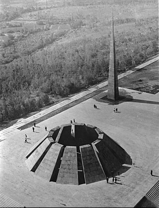 Gedenkstätte für die Opfer des Völkermordes an Armenier*innen 1915 (Jerewan), Architekten: A. Tarchanjan, S. Kalaschjan // 1965–1967