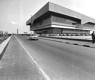 Car service center (Moscow), architects: L. Pavlov, L. Gonchar, E. Kapeliovich, R. Chertov // 1978
