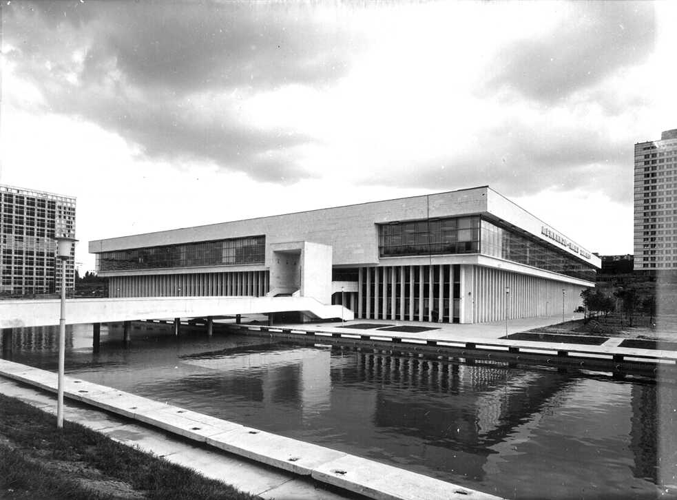 Institut für wissenschaftliche Information der Akademie der Wissenschaften der UdSSR (Moskau), Architekten: J. Belopolski, E. Wulych, L. Misoschnikow, F. Paschtschenko // 1978