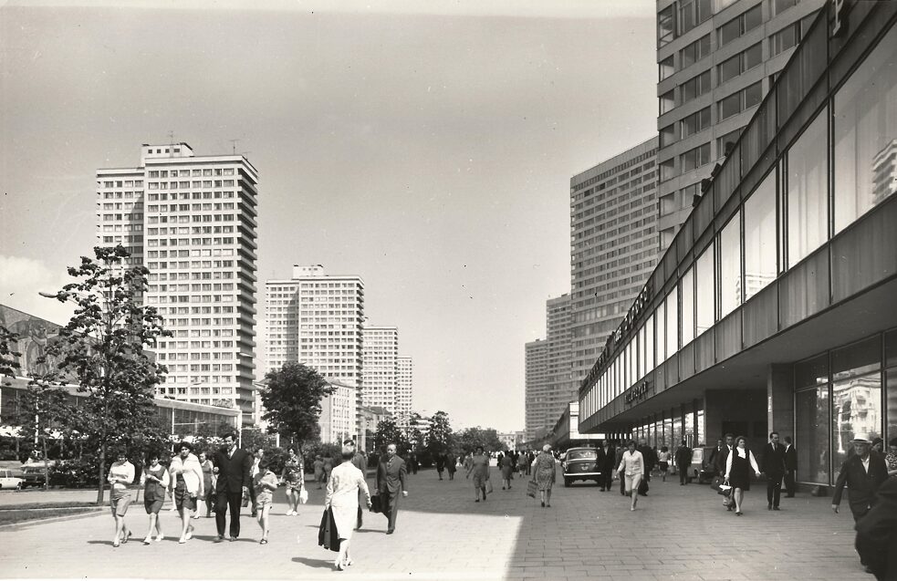 Kalinin Avenue Complex (Novy Arbat) in Moscow, architects: M. Posokhin, A. Mndoyants, G. Makarevich, B. Tkhor, Sh. Airapetov, I. Pokrovsky, Yu. Popov, A. Zaitsev // 1967